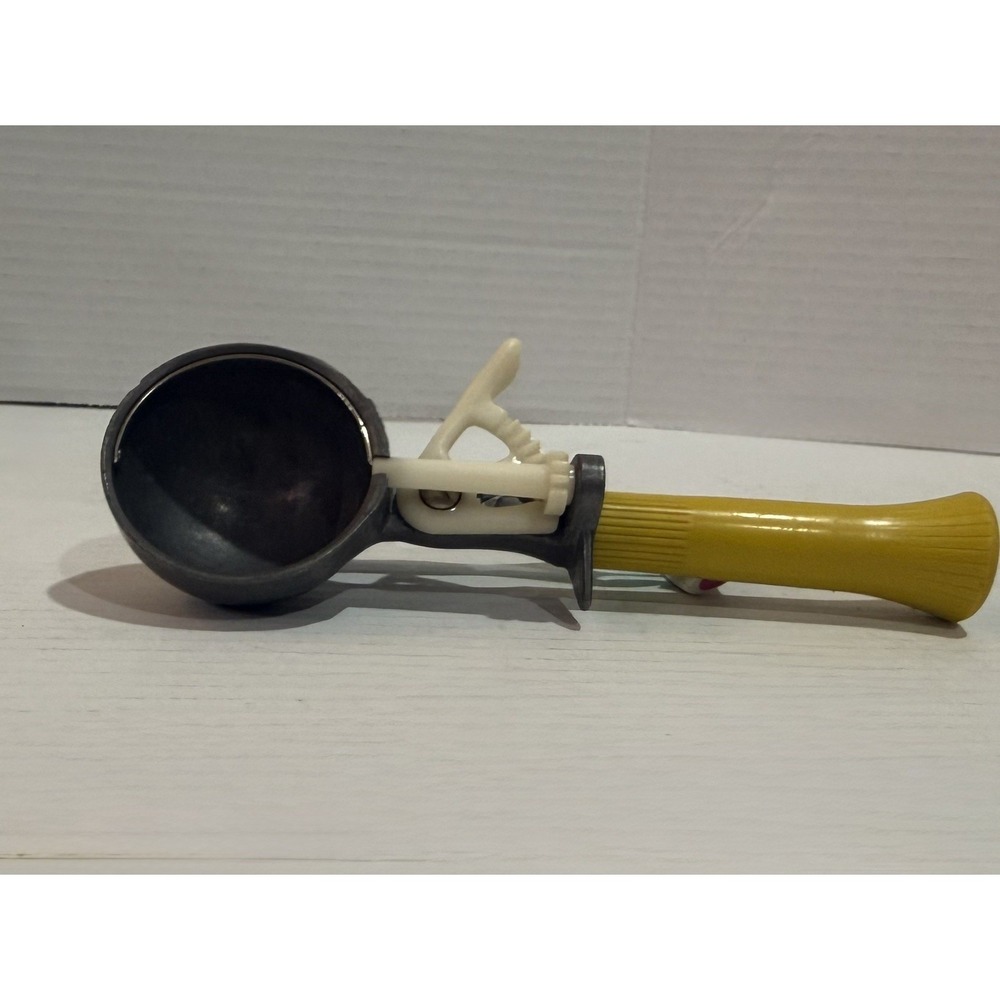 Vintage Mod Metal Ice Cream Scoop w/ Trigger Handle  Yellow Handle  USA Made